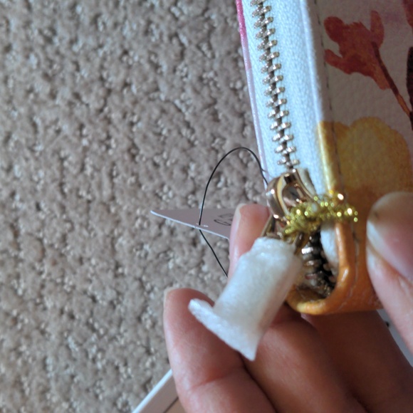 GUESS Floral Wallet NWT - Picture 3 of 7